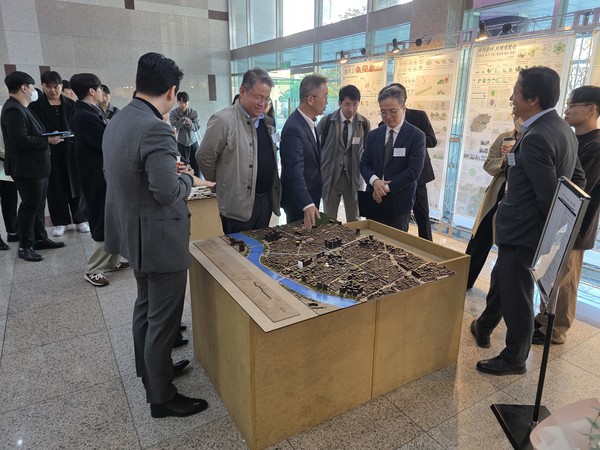 ▲ 이수기 도시공학과장(첫 번째 줄 오른쪽 두 번째)과 참여한 내빈들이 학생들의 설계 작품을 살펴보고 있다. ⓒ 박지웅 커뮤니케이터