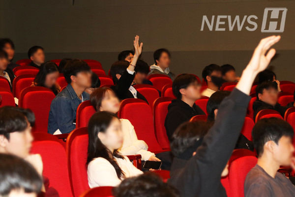 ▲ 강연 말미, 학생들이 오 시장에게 질문하기 위해 손을 들고 있다.