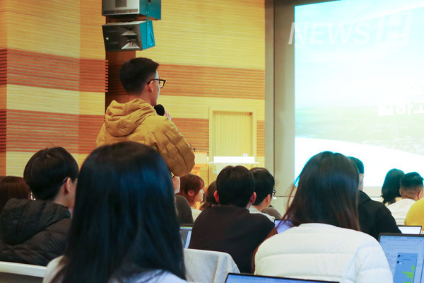 ▲ 한 학생이 마이크를 들고 오세훈 시장에게 질문하고 있다.