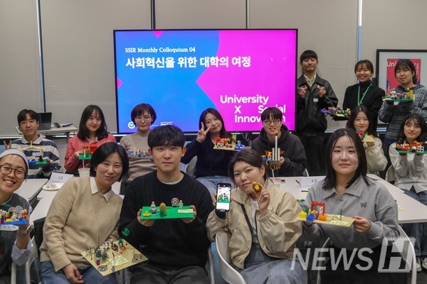 ▲ 참가자들이 레고 모형을 들고 기념 촬영을 하고 있다.