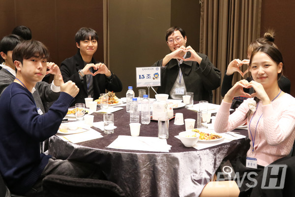 ▲ Participants making heart gestures with bright smiles. 