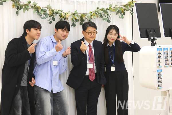 ▲ Lee Ho-yong, Dean of the College of Policy Science, taking a commemorative photo with the students. 