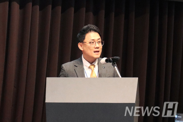▲ Choi Don-we, Head of the Department of Public Administration, moderating the event. 