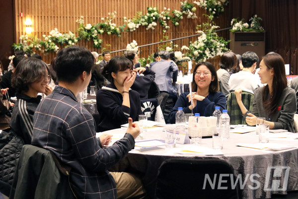 ▲ 与导师交谈的学生们。愉快的对话中绽放出了笑容之花。