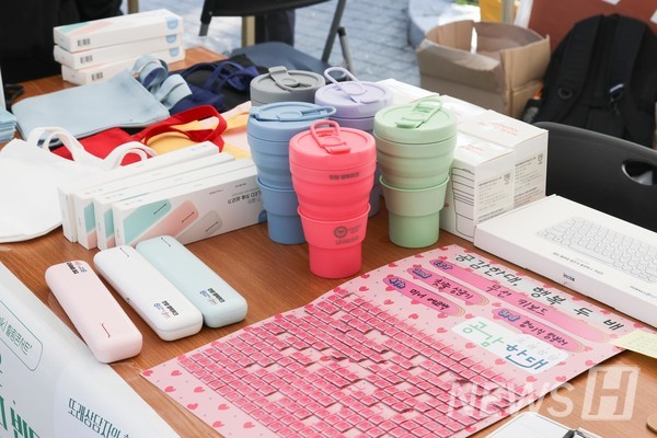 ▲ 可折叠随行杯与牙刷消毒器等各类奖品摆满桌面。