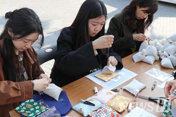▲ 学生们缝制暖宝宝袋子，专注于体验项目。