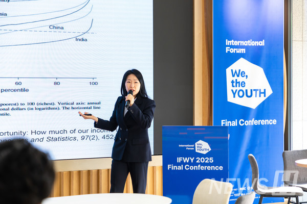 ▲ Professor Kim Yu-ri from the Department of International Studies giving a lecture at the Hanyang Square session. © Media Strategy Office 