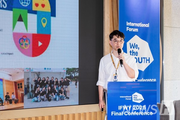 ▲ Director Shin conducting the Hanyang Square session. © Media Strategy Office 
