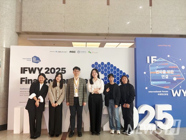 ▲ 在所有活动结束后，与申铉相全球社会创新团团长合影的许秀贤（国语国文专业 4）同学、蔡秀妍（经营学部 4）同学、赵秀贤（德语德文专业 4）同学、李瑞妍（服装专业 4）同学、崔熙秀（室内建筑设计专业 4）同学的样子。ⓒ 许秀贤 同学