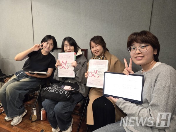 ▲ 우수작 '쉿, 부인이 깨겠어요' 작곡가 이유진 씨(왼쪽 끝), 멘토인 한재은 극작가와 박현숙 작곡가, 극작가 이주연 씨(오른쪽 끝)의 모습. ⓒ 이주연 씨