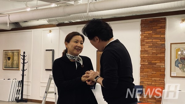 ▲ Professor 토토사이트 db 해킹 practicing the opera, harmonizing with her co-starring actor. © Professor 토토사이트 db 해킹 Ji-hyun 