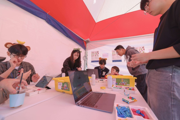 Student participants and volunteer students at the SW-Centered University Program Group booth in the ASV Science Festival