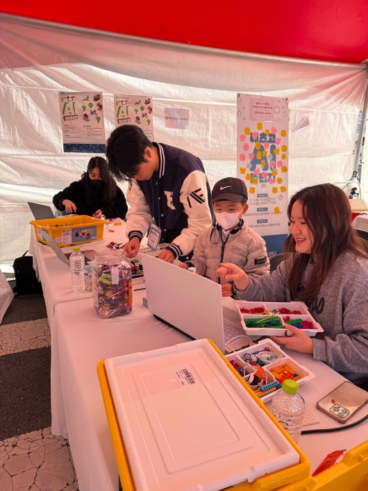 Student participants and volunteer students at the SW-Centered University Program Group booth in the ASV Science Festival. 
