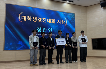 (Third from the right) Hanyang 토토사이트 회원가입 안시켜줌 student Jang Seo-yeon