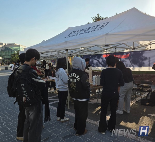 ▲ 희망한대 리더그룹 '꿈꿈'은  직접 제작한 키링을 판매하는 플리마켓을 열었다. 한부모 가정 인식 개선을 위한 퀴즈와 간식도 준비해 참여자의 관심을 이끌었다. ⓒ 글로벌사회혁신팀