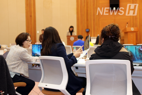 ▲ 행사 시작에 앞서 이야기를 나누는 심사 위원들.