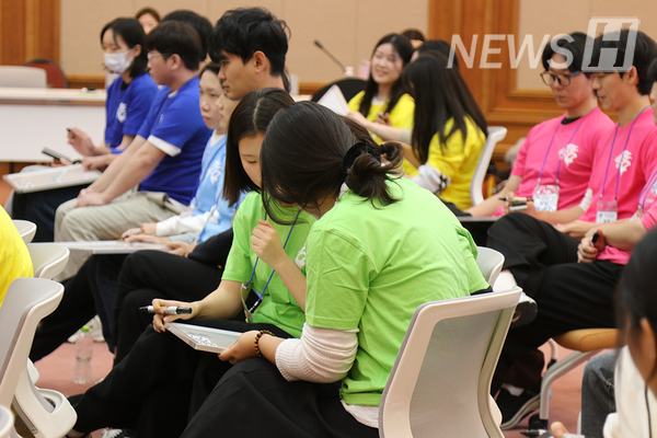 ▲ 팀원들과 정답을 진지하게 고민하는 모습.