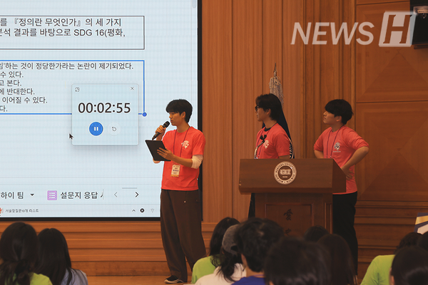 ▲ 배정된 주제에 맞춰 스피치를 진행하는 참가자.