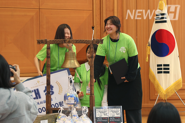 ▲ 최종 우승 팀이 골든벨을 울리고 있다.