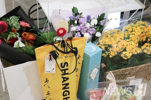 ▲ 전시장 곳곳에는 졸업 전시를 보러온 사람들이 두고 간 꽃다발과 선물이 가득하다.