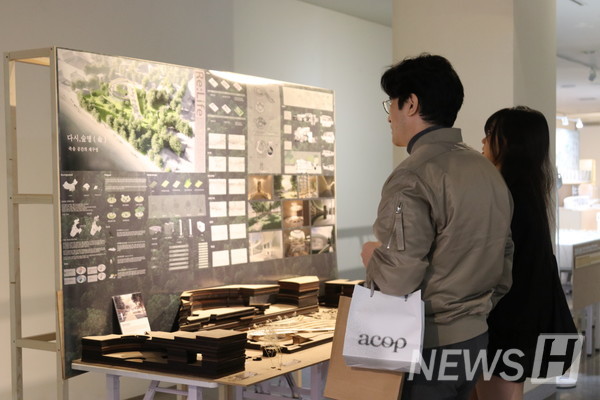 ▲ 관람객이 작품을 감상하고 있는 모습.