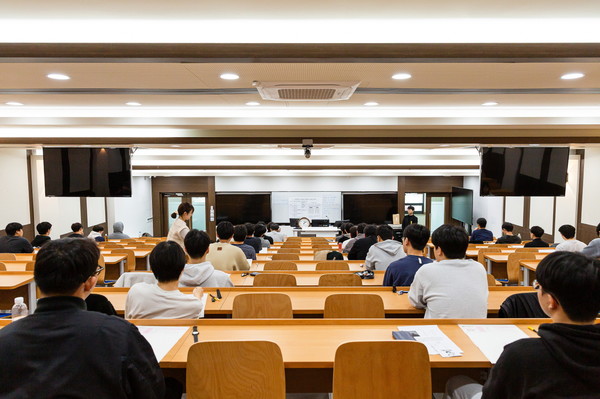 (사진제공=한양대)2026학년도 한양대학교 논술고사를 응시하는 수험생들이 시험장에서 준비하고 있다. (계속) 