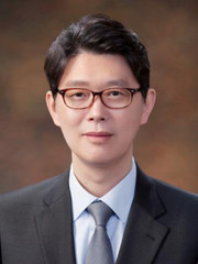 Professor Kim Jong-woo, School of Business Administration