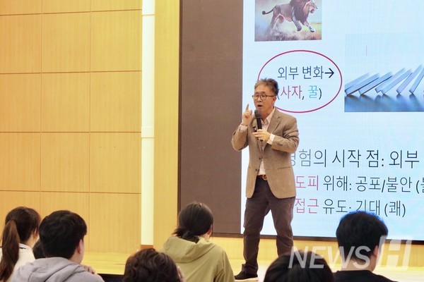 ▲ 徐恩国延世大学教授解释道：“토토사이트 슈어맨是作为生存工具由大脑创造的。”他强调情感是决定行为的信号，因此토토사이트 슈어맨就是“体验”本身。© 金敏珠 记者