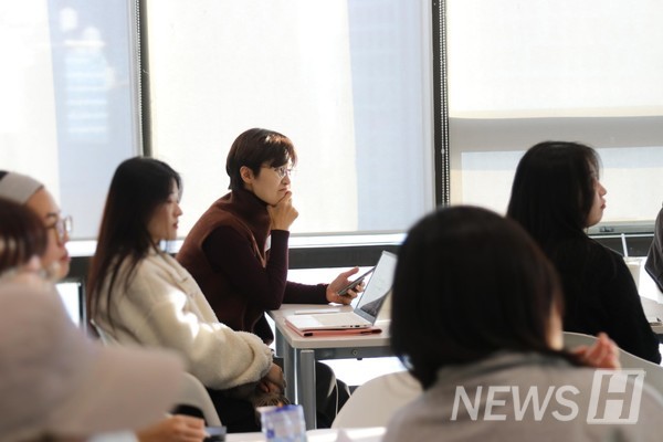▲ 강연을 경청하는 참가자들의 모습. 사뭇 진지한 분위기가 느껴진다.