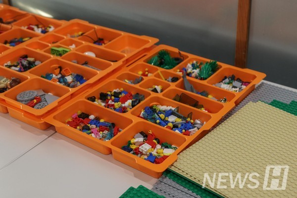 ▲ LEGO parts in various shapes are waiting for the participants. 