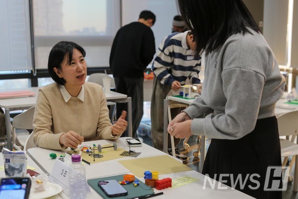 ▲ A student and a professor are sharing ideas and creating a model together. 