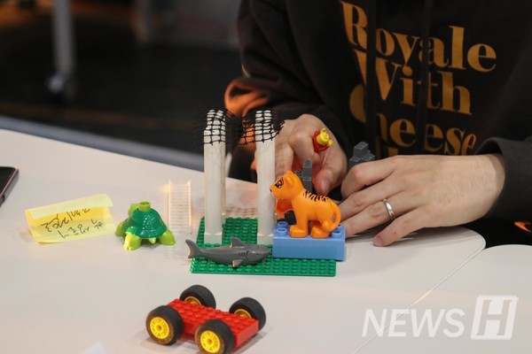 ▲ The scene of creating a model with animal figurines and LEGOs. 