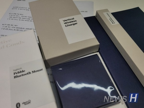 ▲ Lee Ye-jin(School of Computer Science, Senior) receives a welcome kit on her first day of work. Lee, who is very interested in sensors and hardware, applied for the 토토사이트 은행 조회서 to gain experience in related roles. © Student Lee Ye-jin 