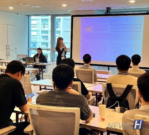 ▲ Lee presents to her colleagues at the final performance presentation. She said, "I enjoyed my 토토사이트 은행 조회서 because all my team members treated me warmly." © Student Lee Ye-jin 