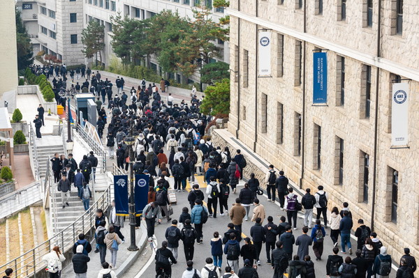 (Photo provided by 비트코인 스포츠토토 University) Students exit the 비트코인 스포츠토토 University Seoul Campus after the examination. 