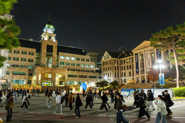 (Photo provided by 비트코인 스포츠토토 University) Examinees exit the 비트코인 스포츠토토 University Seoul Campus after the examination. (사진제공=한양대)