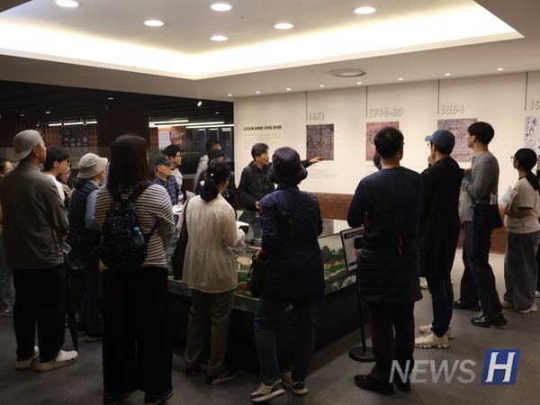 ▲ Participants concentrating on Producer Shin Chun-ho's explanation at the Gyeonggi Provincial Office Relic Exhibition Hall. © Paiknam Academic Information Center 