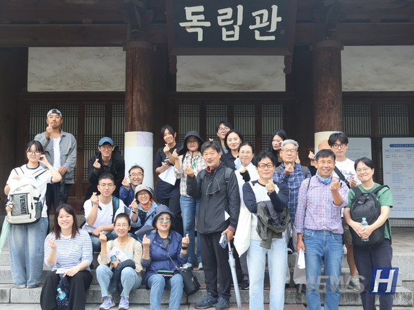 ▲ The field trip group visiting the Independence Hall, which is a restoration of ‘Mohwagwan.’ The Mohwagwan was a space for entertaining Chinese envoys. © Paiknam Academic Information Center 