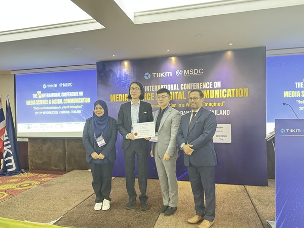 ▲ 인증서 수여 및 세션 평가위원단과의 기념 사진. 좌측부터 Dr. Sharifah Sofiah Syed Zainudin 교수(Universiti Putra Malaysia, UPM), 이준 박사, Wang Changsong 교수(Xiamen University Malaysia), 세션 의장(Session Chair) Dr. Abdul Basit(Bahria University, Pakistan). ⓒ 이준 박사