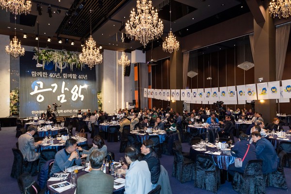 샹들리에 조명이 빛나는 행사장 전경.