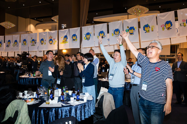 85级토토사이트 쿠폰们随着演出从座位上站起，高举双手为舞台应援。