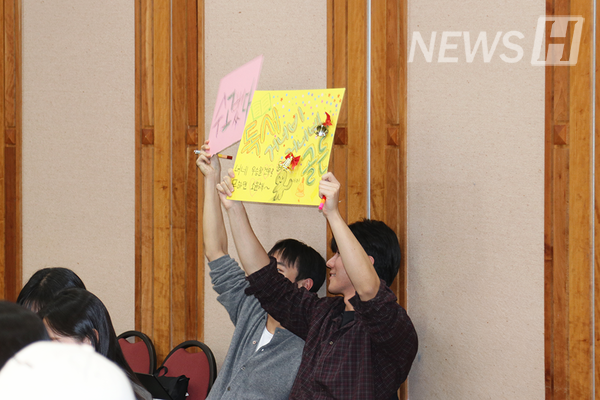 ▲ 为挑战读书黄金铃的朋友加油助威的观众。