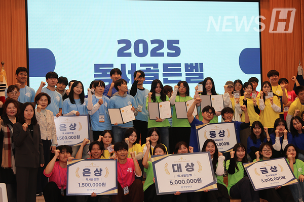 ▲ 点亮读书黄金铃的参与者集体合影。