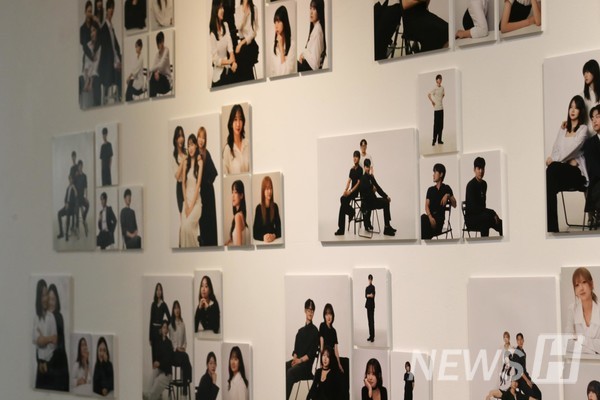 ▲ Profile photos of the graduating students filling the exhibition hall wall. It shows the journey of 49 students at a glance. 