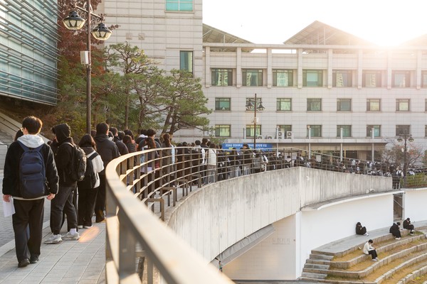 Students taking the 2026 Academic Year Early Action Admissions 먹튀검증사이트 토토사이트 Examination are walking to their exam locations in the afternoon, November 22, at Hanyang University Seoul Campus in Seongdong-gu, Seoul.