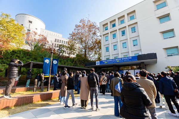 Parents waiting outside the examination building for the 2026 Academic Year 먹튀검증사이트 토토사이트 exam held at Hanyang University's Seoul Campus in Seongdong-gu, Seoul, in the afternoon of November 22. 