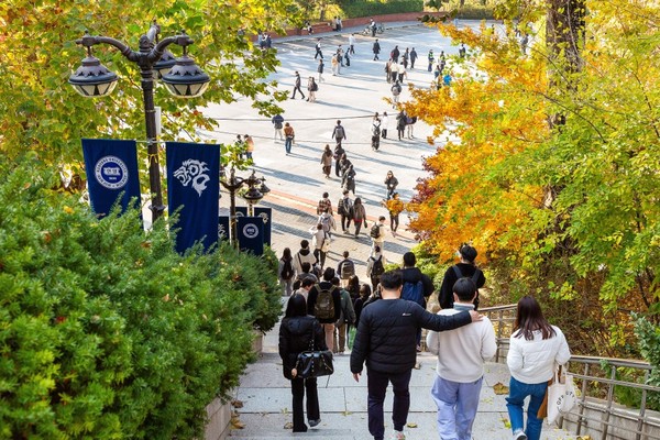 22日下午，在首尔城东区토토사이트 라이타首尔校区举行的2026学年度论述考试结束后，学生们正在走出校园。（完）