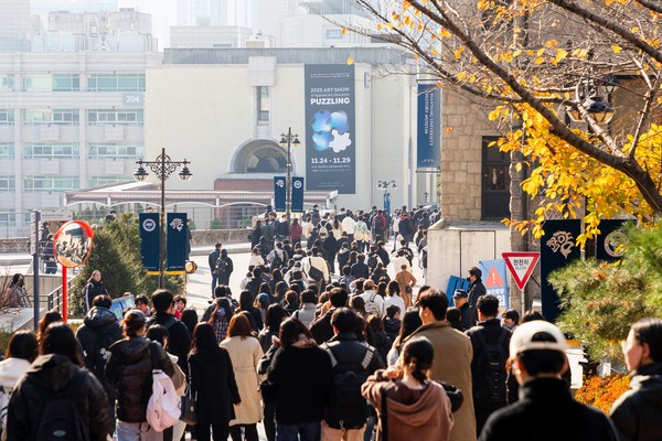 完成2026学年度人文类别论述考试的考生们于22日下午，离开了位于首尔城东区的토토사이트 라이타首尔校区论述考试地点。本次从22日至23日为期两天举行的토토사이트 라이타2026学年度随时论述考试共吸引了31,157人报名，竞争率达129.43:1。论述招生方式的最终合格者将于下月12日公布。（续）