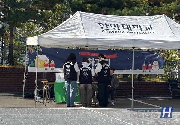 ▲ The Hope 페스타토토 Leader Group 'Hangaji' distributed coupons offering discounts for using tumblers. They also conducted a survey encouraging the use of tumblers on campus. ⓒ Global Social Innovation Foundation 