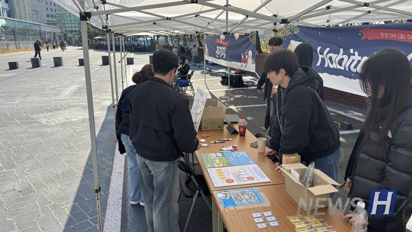 ▲ 居住环境改善志愿社团 Han-madang 策划了重新思考了“家”的意义的项目，并进行了通过售卖钥匙扣进行的捐款募集。© 全球社会创新团队